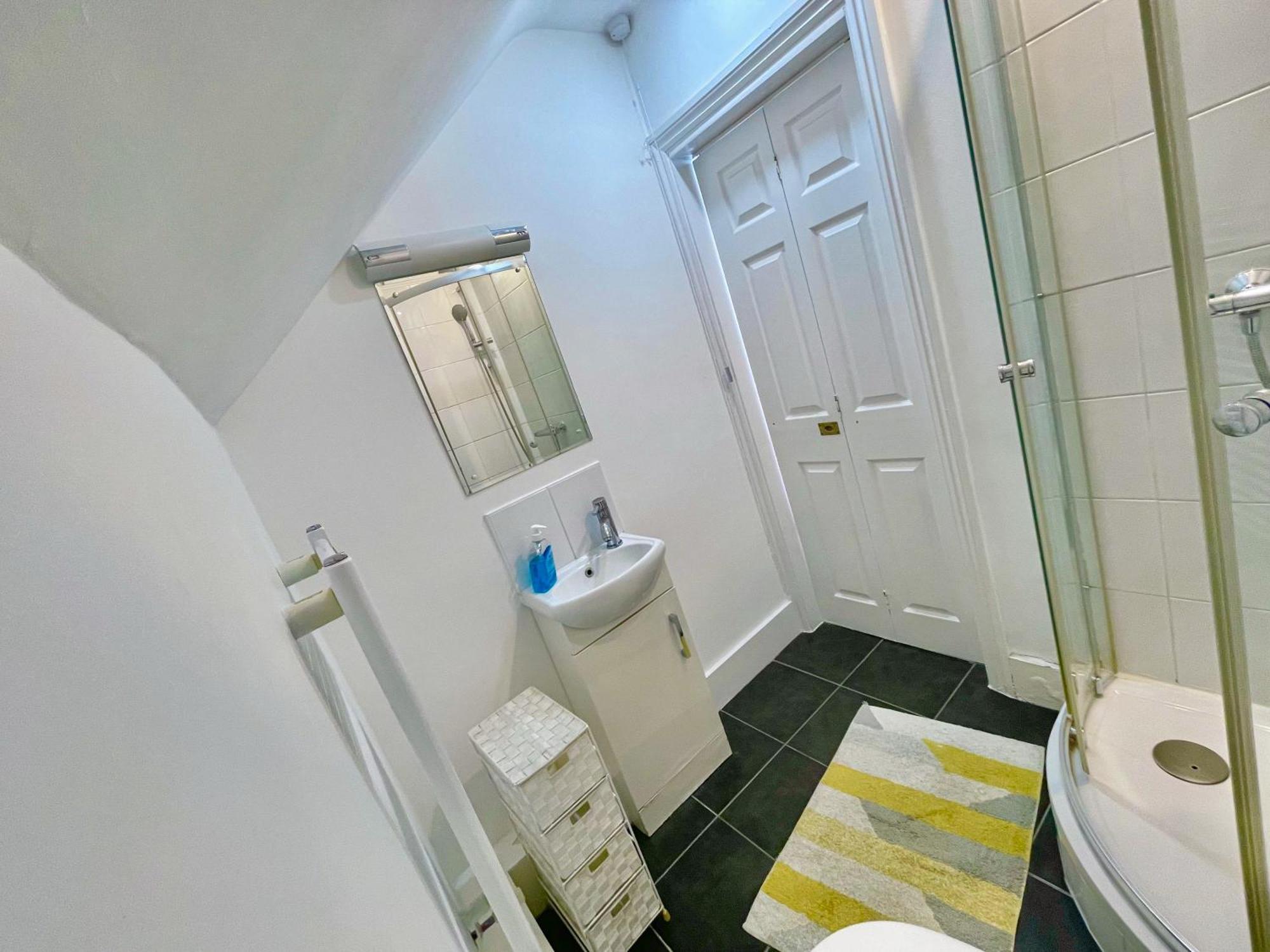 Central Hammersmith 3-Bedroom Maisonette With Private Rooftop Terrace & Free Wifi Apartment London