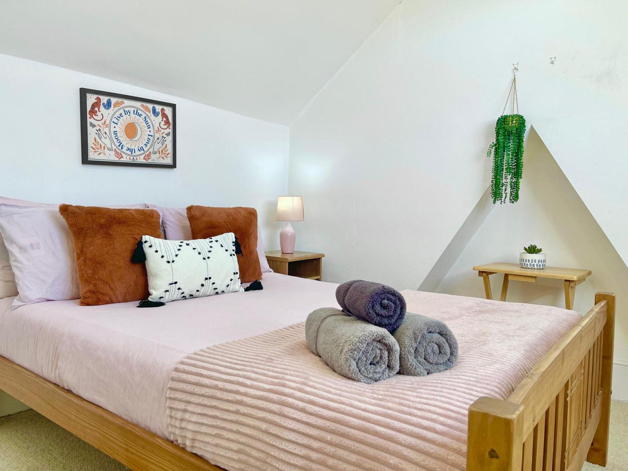 Central Hammersmith 3-Bedroom Maisonette With Private Rooftop Terrace & Free Wifi * London