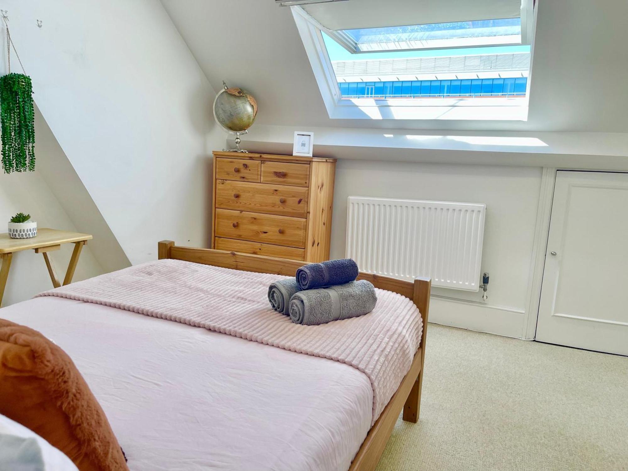 Central Hammersmith 3-Bedroom Maisonette With Private Rooftop Terrace & Free Wifi *