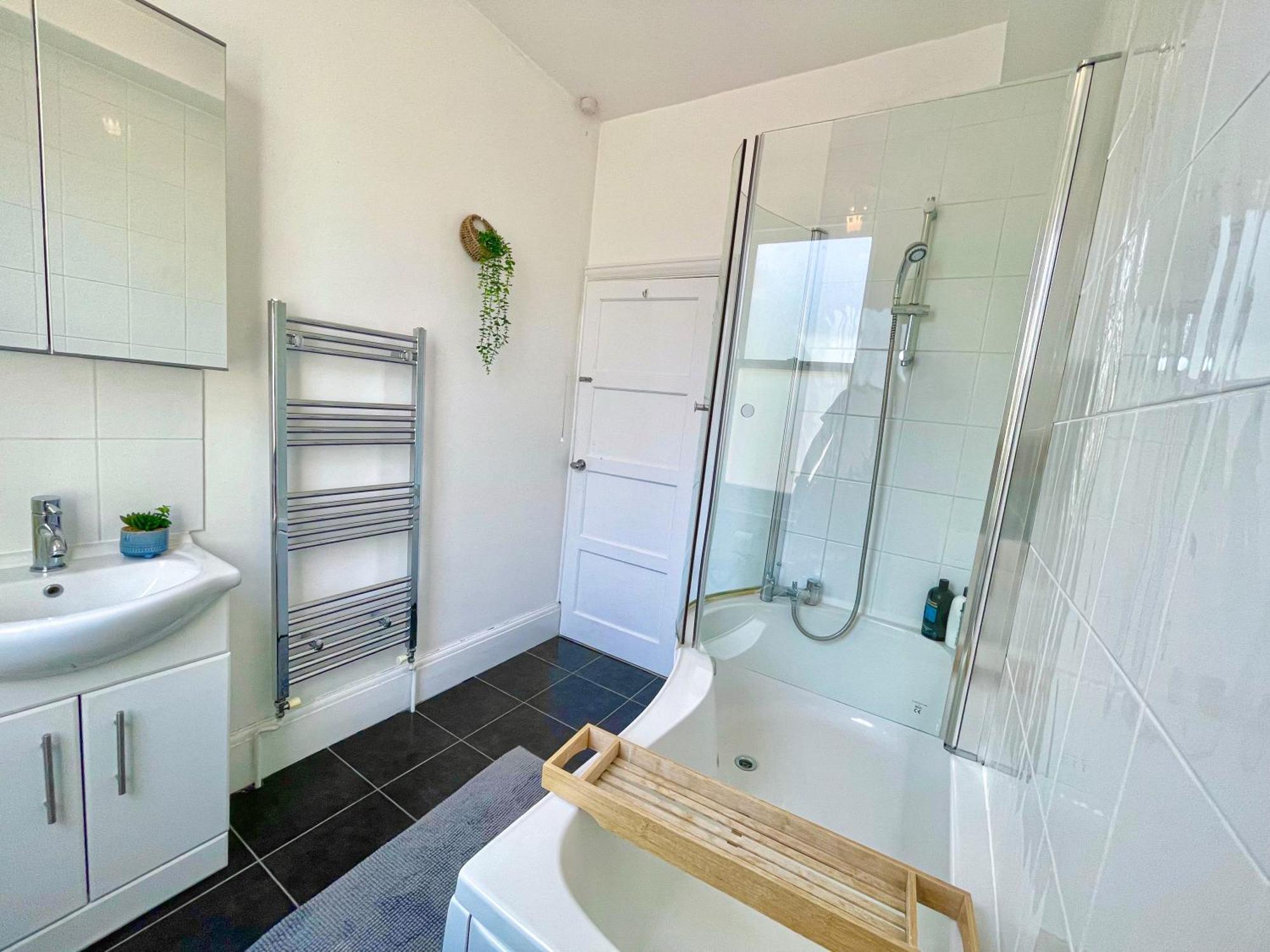Central Hammersmith 3-Bedroom Maisonette With Private Rooftop Terrace & Free Wifi