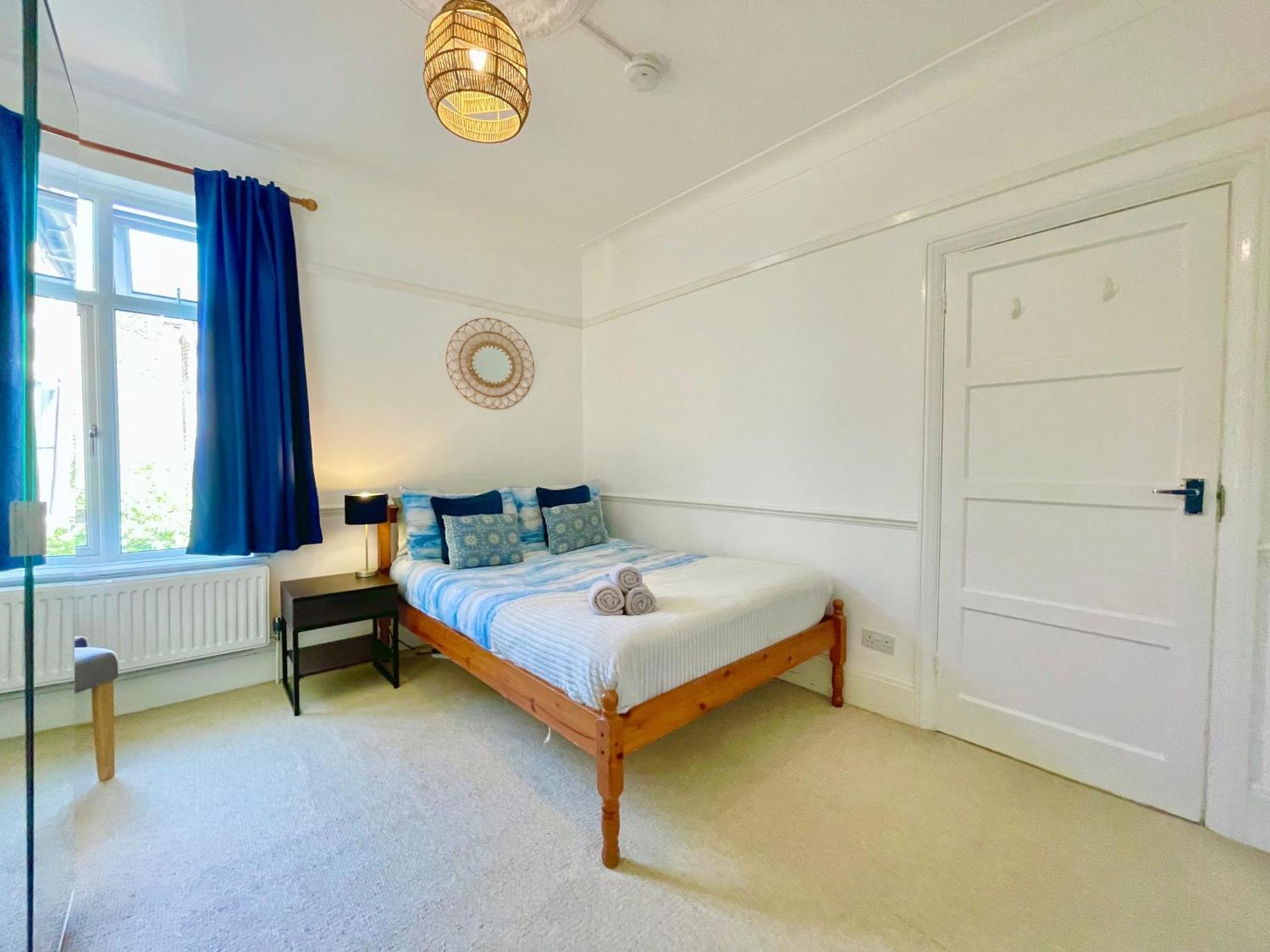 Central Hammersmith 3-Bedroom Maisonette With Private Rooftop Terrace & Free Wifi Apartment London