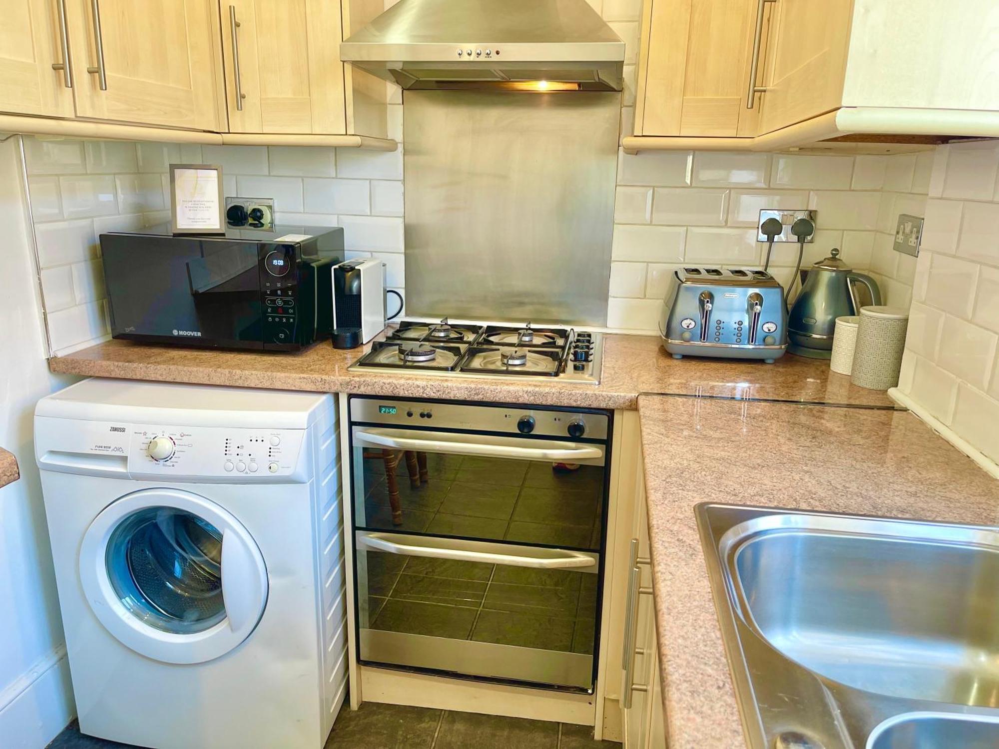 Central Hammersmith 3-Bedroom Maisonette With Private Rooftop Terrace & Free Wifi
