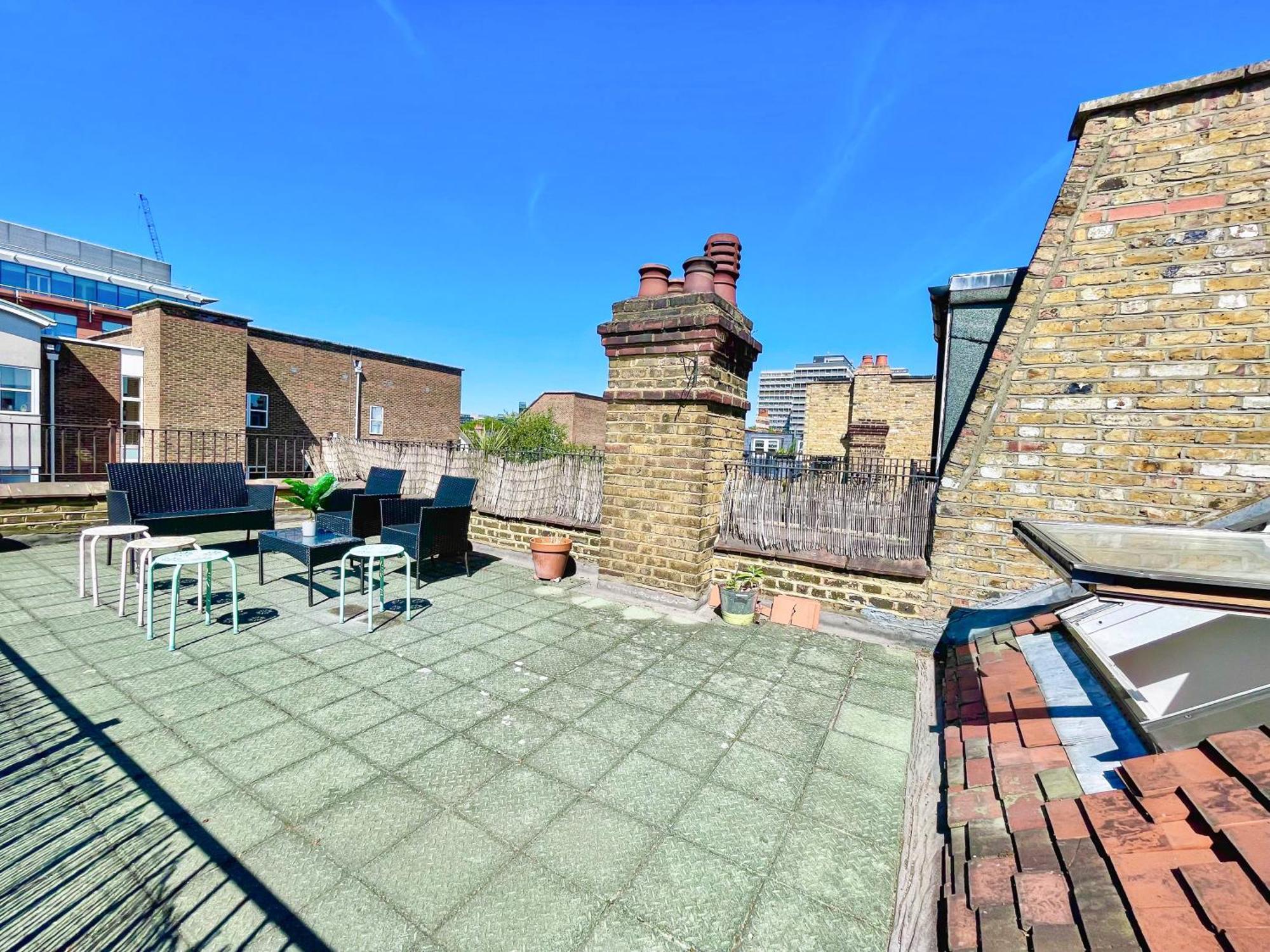 Central Hammersmith 3-Bedroom Maisonette With Private Rooftop Terrace & Free Wifi Apartment *
