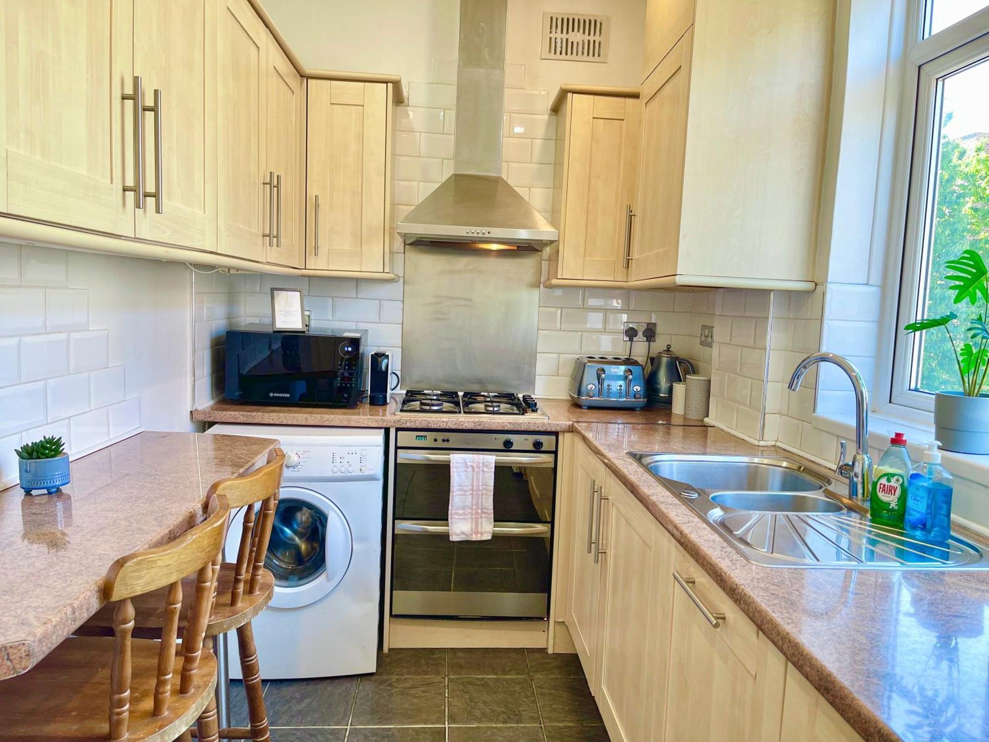 Central Hammersmith 3-Bedroom Maisonette With Private Rooftop Terrace & Free Wifi London