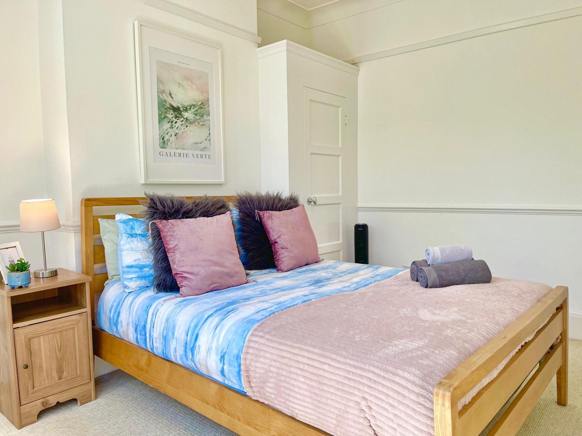 Central Hammersmith 3-Bedroom Maisonette With Private Rooftop Terrace & Free Wifi
