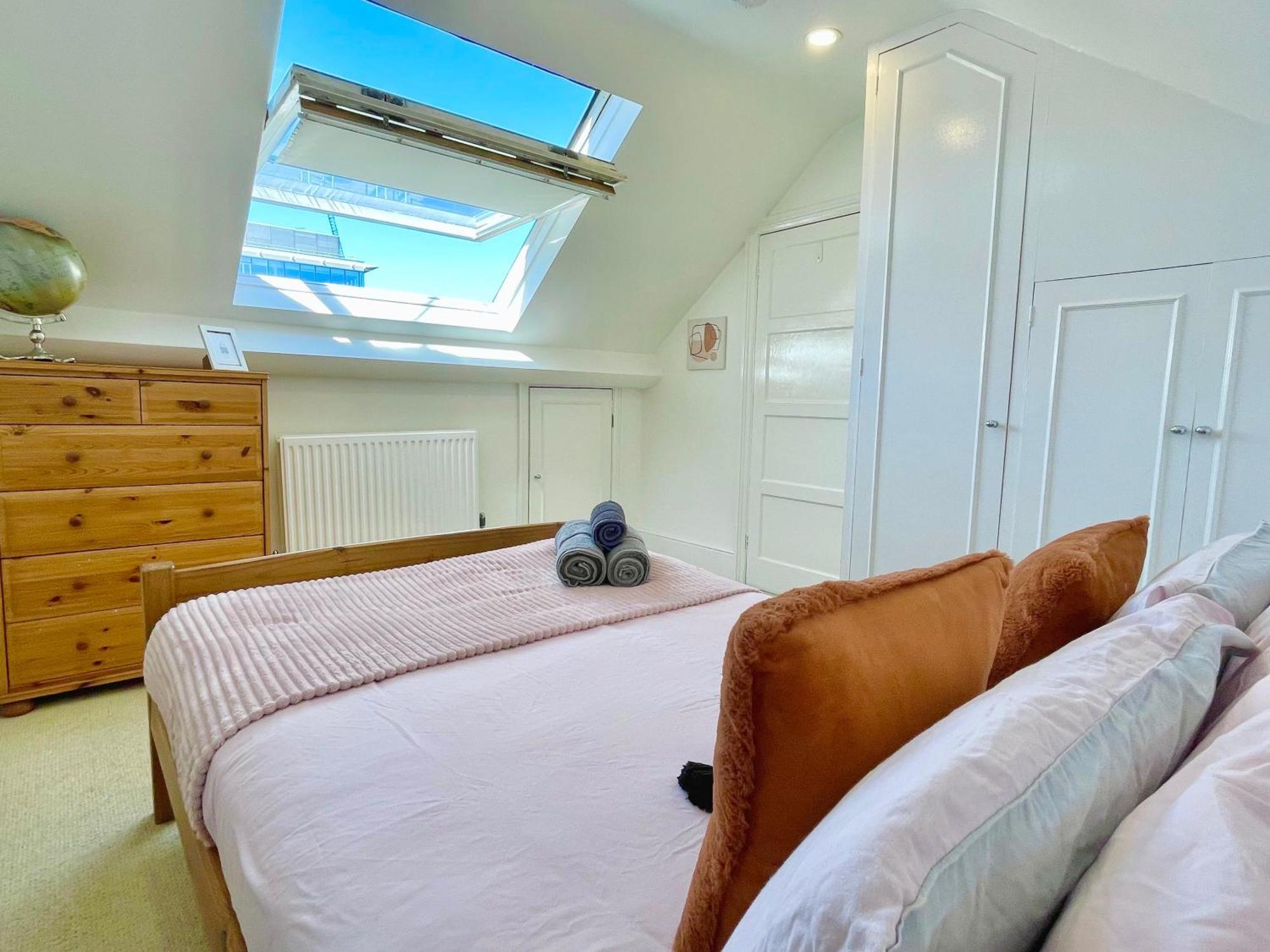 Central Hammersmith 3-Bedroom Maisonette With Private Rooftop Terrace & Free Wifi Apartment