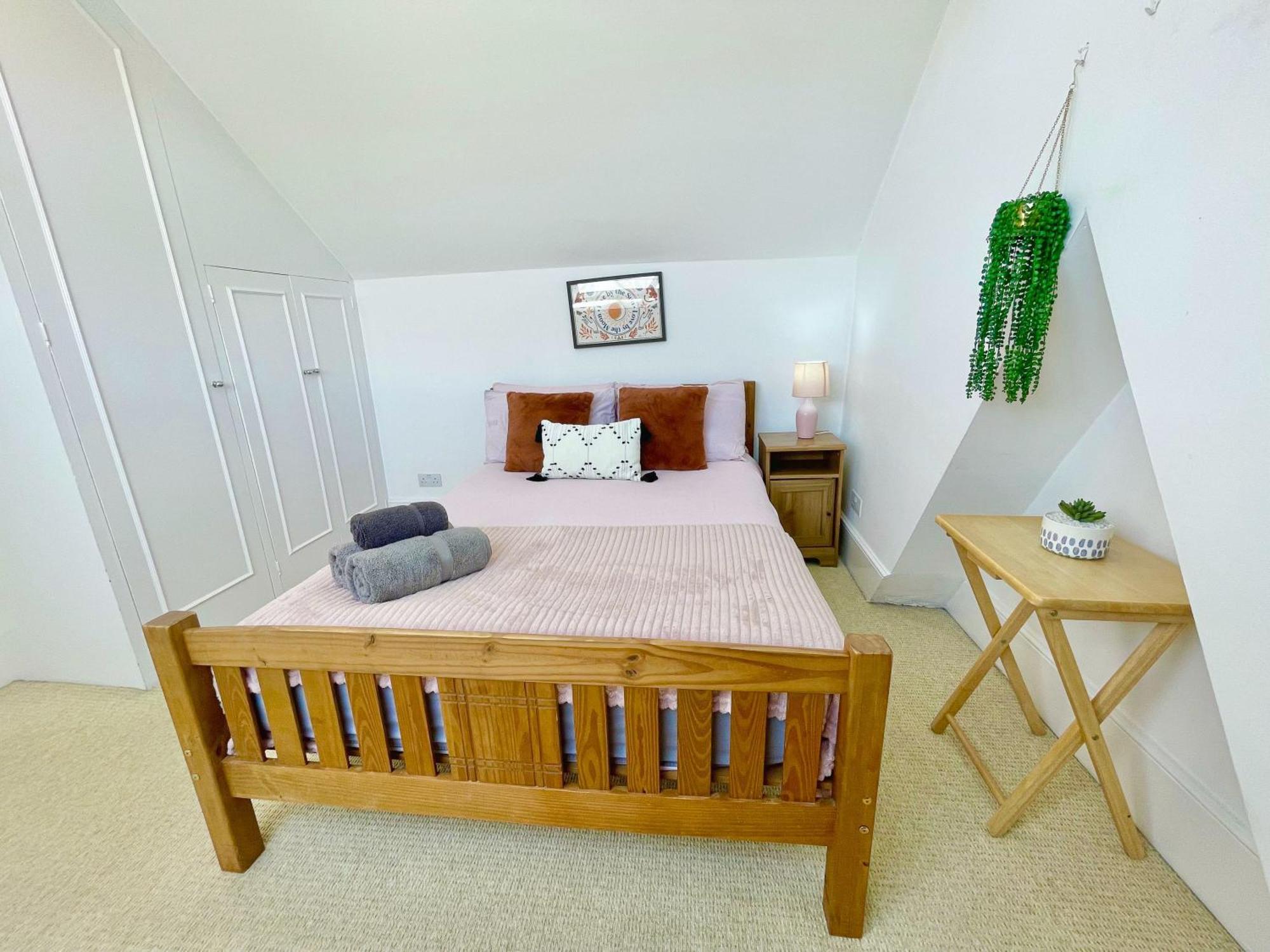 Central Hammersmith 3-Bedroom Maisonette With Private Rooftop Terrace & Free Wifi