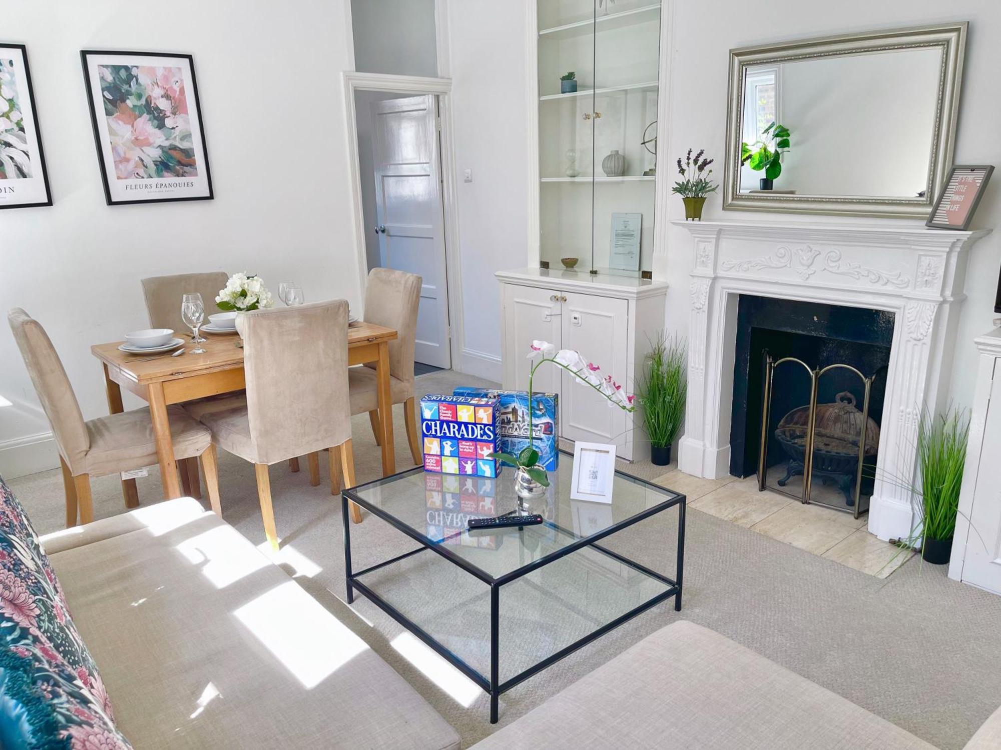 Central Hammersmith 3-Bedroom Maisonette With Private Rooftop Terrace & Free Wifi Apartment