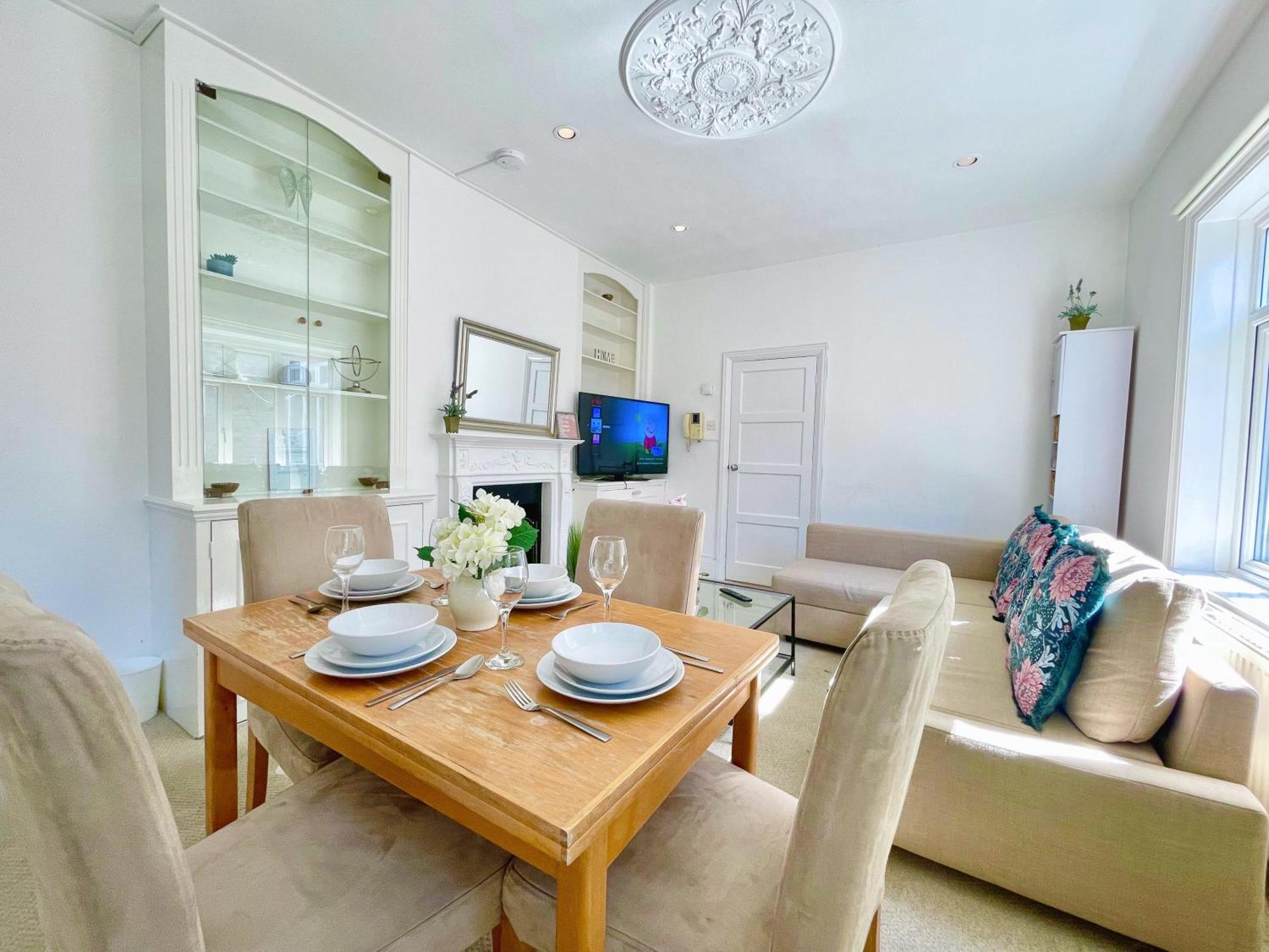 Apartment Central Hammersmith 3-Bedroom Maisonette With Private Rooftop Terrace & Free Wifi *