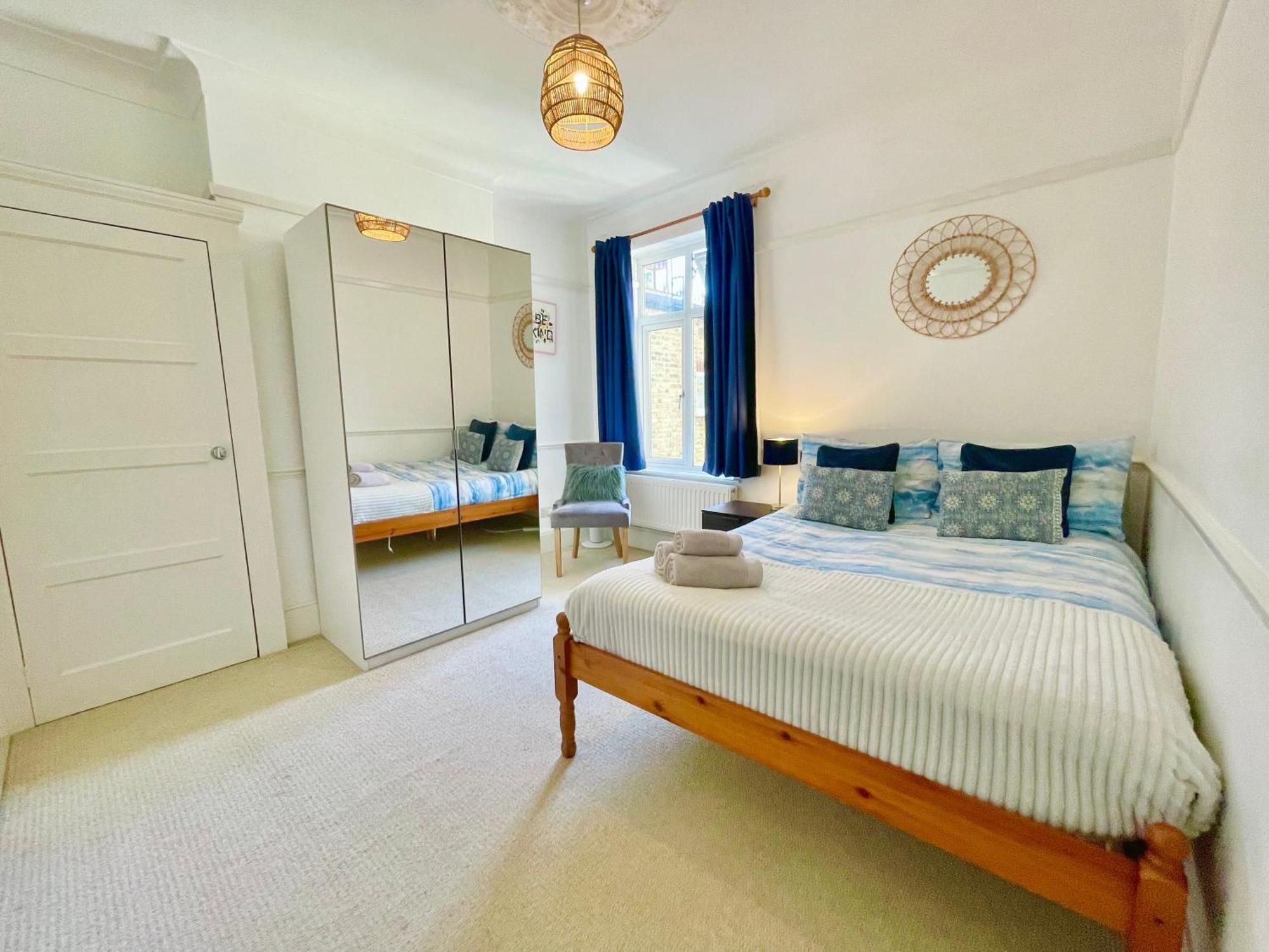 Central Hammersmith 3-Bedroom Maisonette With Private Rooftop Terrace & Free Wifi * London
