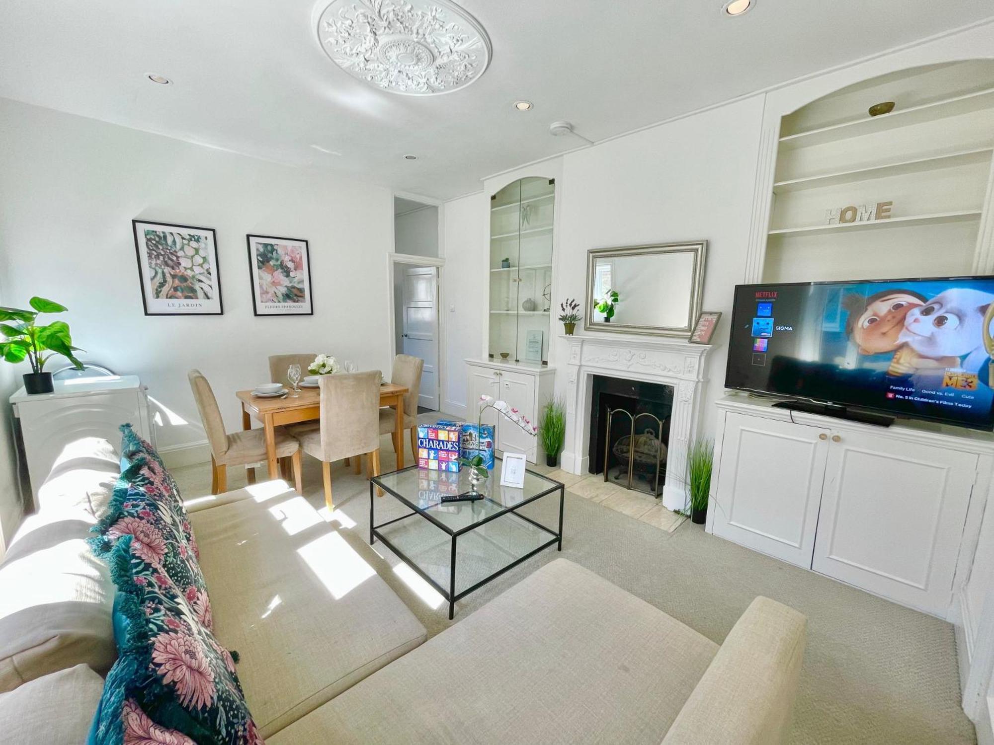 Central Hammersmith 3-Bedroom Maisonette With Private Rooftop Terrace & Free Wifi Apartment *