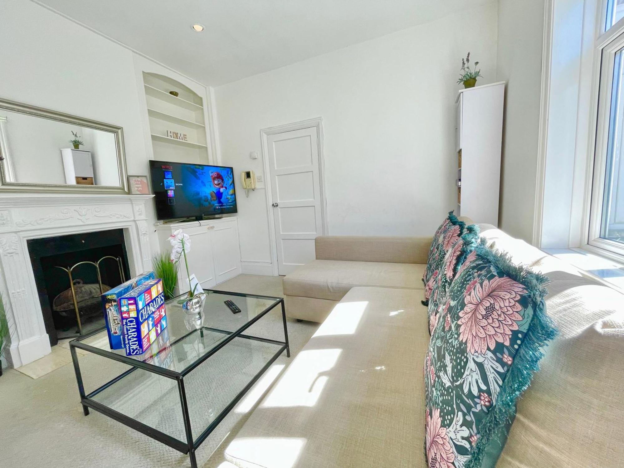 Central Hammersmith 3-Bedroom Maisonette With Private Rooftop Terrace & Free Wifi * London