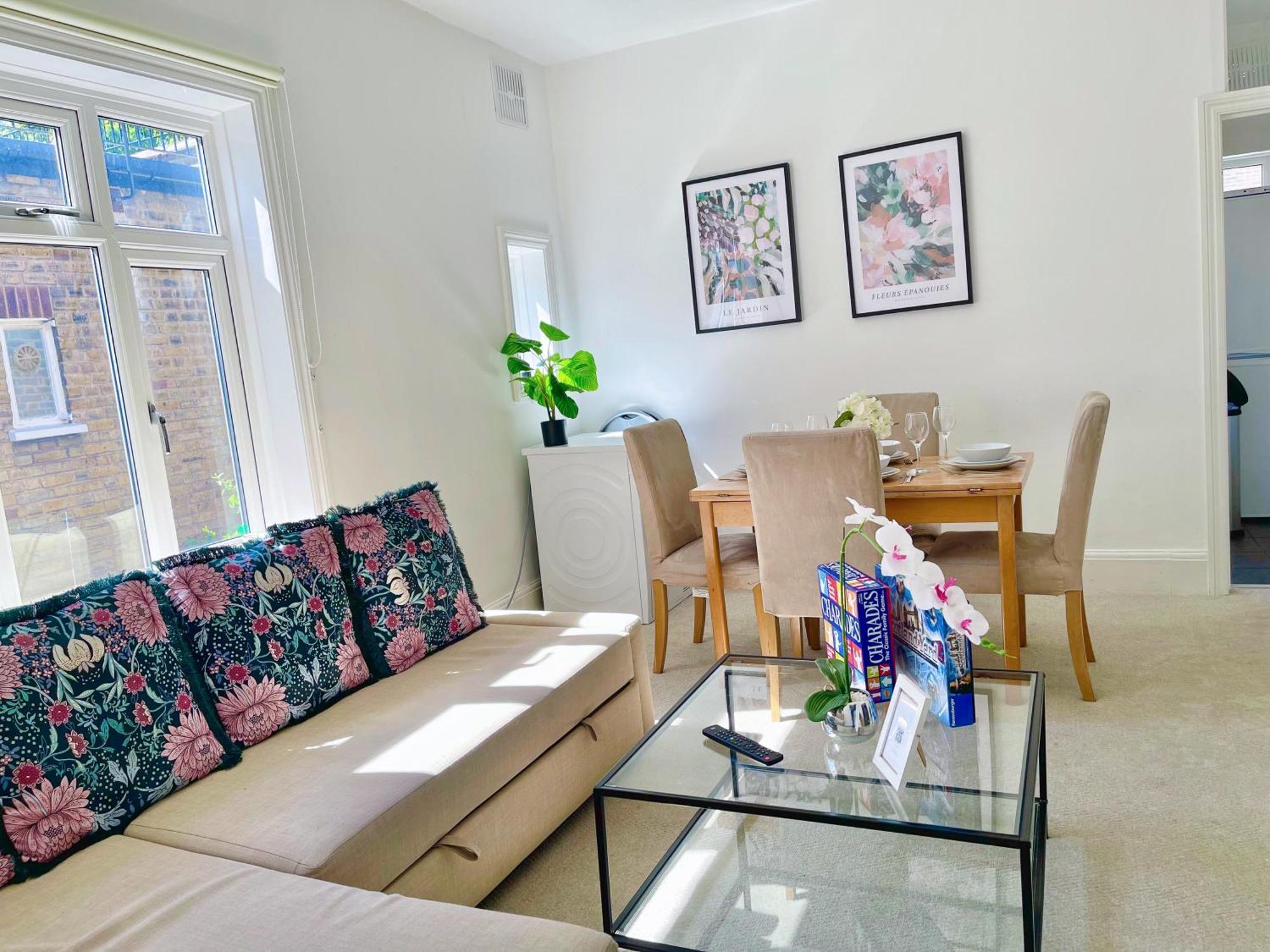 Central Hammersmith 3-Bedroom Maisonette With Private Rooftop Terrace & Free Wifi Apartment