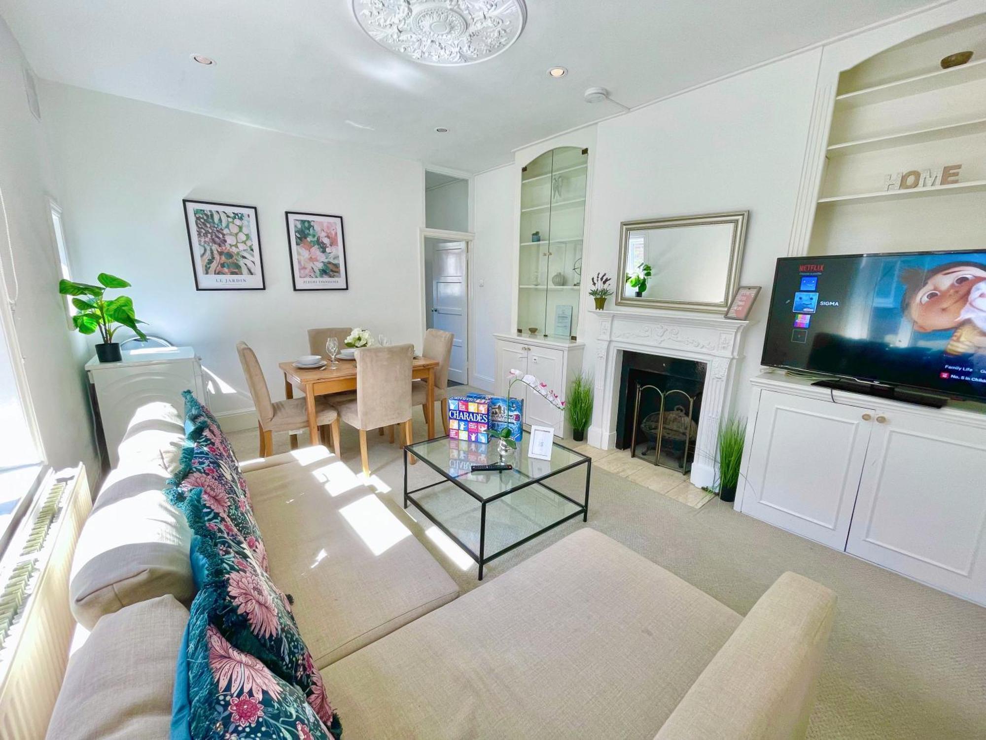 Central Hammersmith 3-Bedroom Maisonette With Private Rooftop Terrace & Free Wifi *